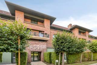 Gelegen in het prachtige domein "Keizershof" met zijn rustgevende waterpartij en grasvelden, vindt u dit prachtige Duplex- appartement op de 3de verdieping .<br />Indeling: Appartement: Gelijkvloers: Inkomhal, apart toilet, woonkamer, keuken, 2 terrassen, 1ste verdieping: 2 slaapkamers, apart toilet, badkamer en berging. Het appartement beschikt eveneens over een autostaanplaats in de kelder.<br />Huurprijs: 1.280 euro + 100 euro/maand gemeenschappelijke kosten. Beschikbaar vanaf 01/11/2026.<br />Meer Info? Mail naar Claudia@immogve.be of Bel 016/56.56.14
