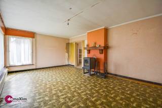 <p><span>Te renoveren woning met garage in Boortmeerbeek</span></p><p><span> </span></p><p><span>Ben je op zoek naar een gelijkvloerse woning met tal van mogelijkheden? Een woning die je volledig naar eigen smaak kunt afwerken, maar zonder renovatieverplichting? Dan is deze woning zeker een bezoek waard!</span></p><p><span> </span></p><p><span>Via de inkomhal kom je in de leefruimte met aansluitende keuken. Verder beschik je over twee volwaardige slaapkamers, een apart toilet en een badkamer met wastafel.</span></p><p><span> </span></p><p><span>Een absolute troef is de ruime inpandige garage. Hier heb je niet alleen plaats voor je wagen, maar kan je ook perfect gebruiken als werkplaats. Of, mits aanpassingen, kan je dit inrichten als extra slaapkamer. De zolder, bereikbaar via een trekladder, is een ideale extra opbergruimte.</span></p><p><span> </span></p><p><span>Dankzij de gunstige ligging en vele opties vormt deze woning een uitstekende opportuniteit voor wie op zoek is naar een interessant renovatieproject.</span></p><p><span> </span></p><p><span>Interesse? Plan vandaag nog je bezoek! </span></p><p><span> </span></p><p><span>015 20 36 00 - info@domoxim.be</span></p><p><span> </span></p><p><span>domoXim. Waar dromen thuis komen!</span></p><p><span> </span></p><p><span>Benieuwd naar de waarde van je </span><span>eigen</span><span> woning? Wij geven je graag advies.</span></p>