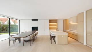 Prachtige nieuwbouwvilla gelegen aan de rand van het Zoute, nabij de Kalfsmolen. <br />Exclusieve villa naar een ontwerp van Project Architects (Piet Bailyu) met een prachtige tuin. <br /><br />Indeling:<br />Royale inkomhal met ruime vestiaire en gastentoilet.<br />Leefruimte met salon en eetplaats, voorzien van een gashaard, uitgevend op het terras en de tuin.<br />Grote leefkeuken met keukeneiland aansluitend aan een praktische bijkeuken met extra berging.<br /><br />Op de eerste verdieping:<br />Drie volwaardige slaapkamers, elk met eigen badkamer en dressing. Handige bureauruimte op de nachthal.<br /><br />Tweede verdieping:<br />Verdieping die volledig naar eigen wens kan worden ingericht en mogelijkheid van extra slaapkamer met badkamer. <br /><br />Zeer mooi aangelegde tuin met terras en mogelijkheid tot het aanleggen van een zwembad.<br />Inpandige garage voor 2 wagens en meerdere staanplaatsen aan de villa.