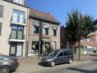 Gelijkvloers:<br />- inkomhal met aansluiting voor wasmachine<br /><br />Eerste verdieping:<br />- woonkamer (ca. 30m²) op authentieke parketvloer<br />- keuken (ca. 8m²) voorzien van koelkast met vriezer, dubbele spoelbak, elektrisch kookvuur met dampkap, vaatwasser en voldoende bergruimte<br />- badkamer voorzien van bad/douche combinatie, toilet en dubbele spoelbak in een bijpassend badkamermeubel.<br /><br />Tweede verdieping:<br />- nachthal met toilet<br />- 3 slaapkamers (ca. 8-12-14m²) waarvan 1 met ingemaakte kast<br />- badkamer met bad/douche combinatie en dubbele spoelbak in bijpassend meubel.<br /><br />Bijzonderheden:<br />- parking mogelijk mits aanvraag bewonerskaart<br />- gelegen in het centrum<br />- Recent vernieuwe CV ketel op aardgas + deels vernieuwde ramen!<br /><br /><br />(ver-)Kopen of (ver-)huren in regio Kalmthout / Essen?<br />Met vragen kan u altijd bij ons terecht!<br />Dewaele vastgoed met advies.<br /><br />Bestuursmaatregelen in het maatregelenregister: in aanvraag
