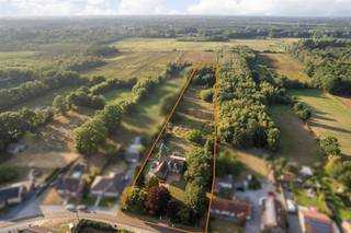 <p><span>Perfect onderhouden woning op prachtig perceel van 1,3 ha.</span></p><p><span> </span></p><p><span>Belangrijkste troeven:</span></p><p><span>- Rustige toch centrale ligging</span></p><p><span>- kwalitatief afgewerkt</span></p><p><span>- Ruime leefruimtes</span></p><p><span>- Volledig onderkelderd</span></p><p><span>- Ruim zicht over het perceel</span></p><p><span>- Grenst tegen de vallei van de zwarte beek</span></p><p><span>- Zeer veel privacy</span></p><p><span> </span></p><p><span>Bekijk zeker ook de grondplannen met de afmetingen. Zo krijgt u van thuis uit al een perfect beeld van wat deze woning te bieden heeft!</span></p><p><span> </span></p><p><span>Wenst u meer info of een vrijblijvende bezichtiging, contacteer dan ons kantoor op het nummer 011 85 15 15 en wij helpen u graag verder.</span></p>