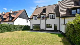 EXCLUSIEF TE KOOP: Prachtige woning met 4 slaapkamers gelegen in een residentiële wijk.Indeling : Inkomhal met apart toilet en vestiaire, lichtrijke...