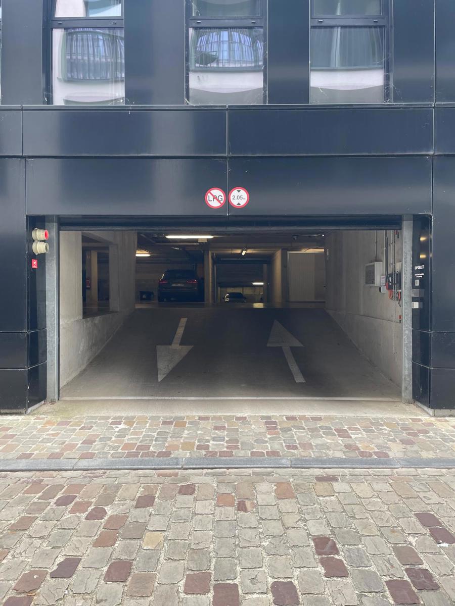 Beveiligde autostaanplaats op uitstekende locatie - foto 4