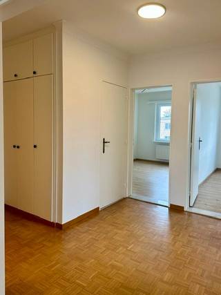 <p>Gerenoveerd appartement met 2 slaapkamers, bureau en garagebox in centrum Aartselaar.</p><p>Dit ruime, gerenoveerde appartement is gelegen in het centrum van Aartselaar, op de bovenste (2de) verdieping van een kleinschalig gebouw. Dankzij de grote raampartijen geniet het appartement van veel natuurlijke lichtinval.</p><p>Het appartement omvat:</p><p>- Ruime inkomhal met ingemaakte vestiairekast<br />- Lichtrijke woonkamer met groot schuifraam aan de voorzijde dat uitgeeft op een terras.<br />- Volledig uitgeruste keuken met oven, vaatwasser en koelkast met vriesvak<br />- Twee ruime slaapkamers en een extra bureau, dat ook kan dienen als dressing<br />- Badkamer met ligbad en dubbele lavabo<br />- Apart, volledig vernieuwd toilet met handenwasser<br />- Praktische berging met aansluitingen voor wasmachine en droogkast. Nieuwe, zuinige condensatieketel.<br />- Garagebox achter het gebouw (incl. huurprijs)<br />- Private kelderberging</p><p>Het appartement bevindt zich op de tweede verdieping. Er is geen lift aanwezig in het gebouw.<br />Alle ramen zijn vernieuwd en hebben vliegenramen. Dak is recent vernieuwd en geïsoleerd. Het appartement is volledig opnieuw geschilderd. Huurprijs is incl. vaste kosten.</p>
