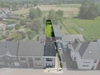 <p><span><strong>Halfopen bebouwing met 3 SLPK, diepe tuin én garage!</strong></span><br /><br />Deze<strong> ruime halfopen bebouwing</strong> is <strong>gunstig gelegen langs de verbindingsweg tussen Herdersem en Wieze</strong>, op korte afstand van Aalst. Achteraan geniet u van <strong>een uniek uitzicht op uitgestrekte groene velden in de charmante Faluintjesgemeente Herdersem</strong>, wat zorgt voor een aangename combinatie van bereikbaarheid en rust.<span></span></p>
<p>Bij het betreden van de woning komt u terecht in <strong>een ruime inkomhal </strong>die toegang biedt tot zowel de <strong>lichtrijke leefruimte</strong> als de volledig <strong>geïnstalleerde keuken</strong>. Aansluitend aan de keuken bevindt zich <strong>een praktische berging</strong>, uitgerust met een ingebouwde kasten en een extra spoelbak. Parallel aan deze ruimte ligt de <strong>badkamer, voorzien van een lavabo en een douche in bad</strong>.</p>
<p>Via de berging bereikt u de <strong>ruime garage</strong>, waar plaats is voor een wagen en waar bovendien heel wat extra bergruimte aanwezig is. Een <strong>afzonderlijk toilet</strong> vervolledigt deze praktische zone. Vanuit de garage heeft u rechtstreeks toegang tot <strong>het terras en de verzorgde, diepe tuin met een prachtig groen uitzicht</strong>.</p>
<p>Een extra troef is de <strong>oprit naast de woning</strong>, die rechtstreeks naar de garage leidt en zorgt voor comfortabel parkeren.<br />De woning zelf is ook toegnagkelijk langs de zijkant wat als zéér praktisch wordt ervaren!</p>
<p>Op de verdieping bevinden zich <strong>drie volwaardige slaapkamers</strong>. <strong>Via een zolderluik bereikt u de zolder</strong>, die momenteel dienstdoet als ruime bergzolder.</p>
<p>Bent u op zoek naar <strong>een woning met veel ruimte, een praktische indeling en een groene omgeving</strong>, terwijl u toch geniet van een vlotte verbinding naar Wieze, Aalst en de omliggende gemeenten? Dan is deze woning zeker een bezoek waard.<br /><br />Voor meer info en/of een bezoek, contacteer uw vastgoedkantoor KURTIMMO via 0476/076993 OF info@kurtimmo.be!</p>