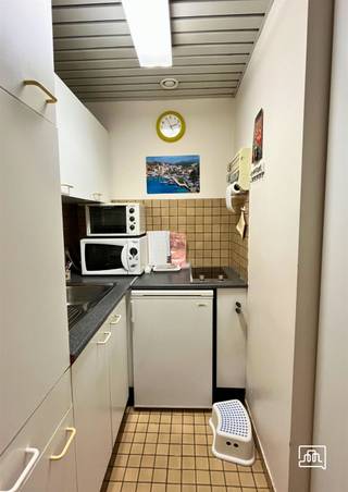 <p><span>Aan de rand van Leuven bevindt zich deze residentie Populierenhof.</span></p><p><span> </span></p><p><span>Indeling van het appartement : inkomhal, keuken, living met groot raampartij en terras, aparte slaapkamer, badkamer met inloopdouche en apart toilet. </span></p><p><span> </span></p><p><span>Dit appartement heeft een terras op het oosten. Het aantrekkelijke van dit appartement is dat je uitkijkt op het groen en een vergezicht om van te genieten.</span></p><p><span>Het is een concept speciaal voor mensen met een leeftijd boven de 65 jaar. De zorgverstrekker is Amonea, en heeft een uitstekende reputatie.</span></p><p><span>Er ligt de nadruk op een echt thuis zijn : comfort, gezelligheid, vele activiteiten en een prima eigen keuken. </span></p><p><span> </span></p><p><span>De residentie is een erkende assistentiewoning en daardoor het voordeel dat het is vrijgesteld van onroerende voorheffing.</span></p><p><span> </span></p><p><span>Er is een verpleegkundige permanent (24/7) aanwezig, en vele culturele en ontspanningsactiviteiten.</span></p><p><span> </span></p><p><span>Het appartement heeft een huurder, dus uw rendement is actief van dag één. </span></p><p><span> </span></p><p><span>We maken graag tijd voor verdere uitleg.</span></p><p><span> </span></p>