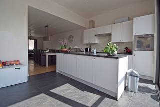 KARABINIERSSTRAAT 5A - 8840 WESTROZEBEKE<br /><br />Recente en energiezuinige rijwoning met alle modern comfort.<br /><br />De woning bestaat op het gelijkvloers uit een inkomhal, gastentoilet en een ruime leefruimte met open, volledig ingerichte keuken voorzien van een kookeiland. Aansluitend bevindt zich een terras met gezellige stadstuin en een praktische zijpoort.<br /><br />Op de eerste verdieping vindt u een ruime berging, een masterbedroom met ingemaakte kasten en een badkamer uitgerust met een inloopdouche, ligbad, dubbele lavabo en toilet.<br /><br />De tweede verdieping beschikt over twee ruime slaapkamers. Daarnaast is er nog een praktische bergzolder aanwezig.<br /><br />De woning beschikt tevens over een garage.<br /><br />Technische kenmerken:<br />CV op gas met condensatieketel<br />Dubbele beglazing in aluminium schrijnwerk<br />Ventilatiesysteem C+<br />Een instapklare gezinswoning met een doordachte indeling en alle hedendaagse comfort.<br /><br />Beschikbaar vanaf 1/09/2026