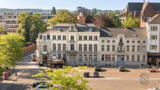 Op de MARKT van RONSE: prachtige HERENWONING met enorm potentieel<br /><br />Uniek gelegen op de Grote Markt van Ronse, vormt deze indrukwekkende neoclassicistische herenwoning uit 1867 een waar architecturaal pareltje. Met een bruikbare oppervlakte van maar liefst 1.000 m² en een perceel van 398 m² biedt dit iconische pand uitzonderlijke mogelijkheden voor wie op zoek is naar een prestigieus project op een toplocatie.<br /><br />Deze statige eigendom weerspiegelt de grandeur van de 19e eeuw en geniet een bijzondere historische en esthetische waarde. Dankzij de royale volumes en centrale ligging leent het gebouw zich perfect voor een B&amp;B, boetiekhotel, horecazaak, kantoorfunctie of een combinatie van wonen en ondernemen.<br /><br />Gelegen in het bruisende stadscentrum bevinden winkels, openbaar vervoer en het station zich op wandelafstand.<br /><br />Een unieke kans om eigenaar te worden van één van de meest opvallende panden op de Markt van Ronse.<br /><br />📩 Meer info of een bezoek op afspraak via Immo Beguin: info@immobeguin.be