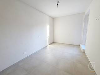 Dit nieuwbouwappartement is gelegen op de eerste verdieping van Residentie Ribera, een kleinschalige residentie langs de Oostendelaan te...