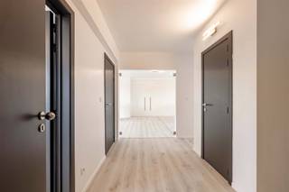 <p><strong>VRIJ 1 MEI | ENERGIEZUINIG APPARTEMENT MET 2 SLPS EN TERRAS OP TOPLIGGING IN HARTJE TIELT</strong><br />In hartje Tielt, vinden we dit kwalitatief gerenoveerd appartement, vlakbij de markt, winkels, bakker, slager, supermarkten, scholen, restaurants en openbaar vervoer, doch met rustige ligging. Met een bewoonbare oppervlakte van maar liefst 105m² kan men genieten van een lichtrijke leefruimte met open en volledig geïnstalleerde keuken, 2 slaapkamers waarvan 1 met dressing en een terras. De warmtepomp, de hoogrendementsbeglazing en de maximale isolatie ,dragen bij tot een zeer energiezuinige eigendom. De lichte kleuren, warme tinten en kwalitatieve materialen zorgen dan weer voor een stijlvolle en exclusieve uitstraling.  </p><p><strong>INDELING:</strong><br />We komen binnen in de inkomhal met wasplaats en afzonderlijk toilet. Vanuit de inkom komen we via een dubbele glazen deur terecht in de ruime en lichtrijke leefruimte met open en volledig geïnstalleerde keuken.<br />De leefruimte geniet veel lichtinval door grote raampartijen en biedt voldoende plaats voor een ruime zithoek en eetplaats.<br />Verder zijn er 2 ruime volwaardige slaapkamers waarvan 1 met dressing alsook de badkamer met dubbele lavabo en inloopdouche.<br />Het appartement is volledig geschilderd en geniet een hoogwaardige afwerking met moderne technieken.<br />Tot slot is er een bovengrondse garage, deze is in de vermelde huurprijs inbegrepen.</p><p><strong>TROEVEN:</strong><br />- Topligging, vlakbij markt en winkels<br />- Energiezuinig<br />- Terras<br />- Garage </p>