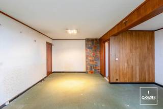 Dit<strong> te renoveren</strong> appartement bevindt zich in de residentie Ter Leie, met zicht op <strong>het Groenevalleipark</strong>. Dankzij deze uitstekende ligging geniet u van een <strong>vlotte verbinding</strong> naar het centrum van Gent, terwijl ook de binnenring en de R4 moeiteloze bereikbaarheid garanderen. In de directe omgeving vindt u tal van winkels, scholen en recreatiemogelijkheden, wat resulteert in een uitzonderlijke mobiliteitsscore.<br /><br />Het appartement bevindt zich op de negende verdieping, en is zowel met lift als trap toegankelijk. Bij het binnenkomen van het privatief appartement treft u een inkomhal met vestiaire, een ruime woonkamer met een aangenaam uitzicht vanaf <strong>het terras</strong>, een aparte keuken, een nachthall met toegang tot een berging, een apart toilet, een badkamer en een slaapkamer.<br /><br />Het appartement dient helemaal gerenoveerd te worden en kan dus ook naar eigen smaak en wens ingericht worden. Wens je graag dit appartement te bezichtigen? Contacteer ons dan zeker via <strong>hallo@convas.be </strong>voor het maken van een afspraak.