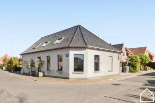 Het gebouw is momenteel verhuurd tegen 1.500€/maand als restaurant met woonst. De huidige huurder heeft een handelshuurovereenkomst en wenst de...