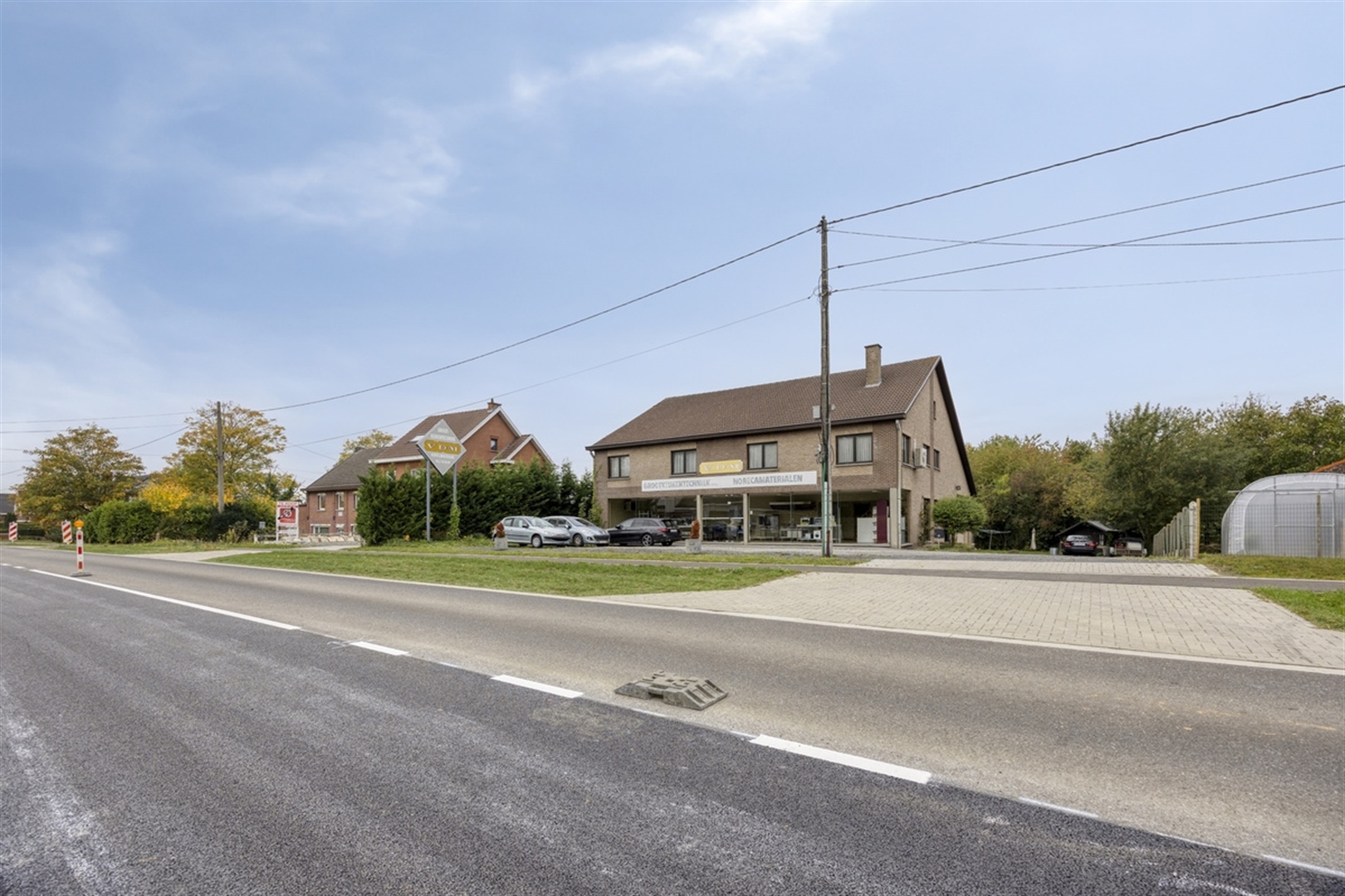 Multifunctioneel handelseigendom met ruim appartement - foto 3