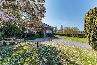 Deze vrijstaande woning, op een perceel van meer dan 16,5 are is zeer centraal gelegen op de verbindingsweg tussen Aalst en Asse en op slechts een paar minuten van de Brusselse ring. Verscholen tussen de weilanden, kan men in de zeer aangename tuin (volledige privacy) genieten van de rust en stilte, en bevindt men zich toch vlakbij winkels, scholen en belangrijke verbindingswegen. Voor uw wagen is er plaats op de zeer ruime oprit of in de garage (apart bijgebouw).<br />Deze charmante villa bestaat uit een ruime inkomhal, een lichtrijke leefruimte met aparte zit-en eethoek en aansluitend een veranda met zicht op de tuin en het (verwarmde) zwembad. Verder vinden we op het gelijkvloers nog de keuken (op te frissen), badkamer met douche, 2 grote kamers, bureau en een apart gastentoilet. De woning beschikt eveneens over een zeer ruime kelder (plaats voor berging/wasruimte/wijnkelder, …) Op de eerste verdieping zijn er nog eens twee ruime kamers.<br />Dankzij de combinatie van een rustige ligging, een grote en zonnige tuin met zwembad, en de nabijheid van alle belangrijke voorzieningen, is deze woning de perfecte match voor wie ruim en comfortabel wil wonen in het groen, zonder in te boeten aan bereikbaarheid. Dit pand is onderworpen aan de renovatieverplichting.