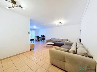 <p><b>Info & bezoeken:</b> nathalie.plasman@weinvest.be | 02 315 77 22</p>
<p>Geleven in een gewilde en gezellige buurt in Sint-Jans-Molenbeek, heeft We Invest het genoegen u dit ruime appartement met 3 slaapkamers voor te stellen.</p>
<p>Het eigendom kent een strategische ligging in de Zaaizaadstraat 35. De wijk biedt een dynamische en groene leefomgeving in de directe nabijheid van het openbaar vervoer (metro, bus), winkels, scholen, sportcentra en tal van parken.</p>
<p>Dit op te frissen appartement bevindt zich op de gelijkvloerse verdieping van een mede-eigendom uit 2000 en beschikt over een bewoonbare oppervlakte van 114 m², als volgt ingedeeld:</p>
<ul>
<li>
<p><b>Leefruimte:</b> Een lichtrijke woonkamer en een uitgeruste keuken die beide toegang bieden tot een gezellig privétuintje aan de voorzijde.</p>
</li>
<li>
<p><b>Slaapgedeelte:</b> Drie mooie, rustig gelegen slaapkamers aan de achterzijde, die allemaal direct toegang hebben tot een groot terras met een vrij uitzicht op de gemeenschappelijke tuinen van de residentie.</p>
</li>
<li>
<p><b>Voorzieningen:</b> Een badkamer, een douchekamer, twee toiletten (waarvan één apart) en een praktische wasplaats.</p>
</li>
</ul>
<p>Het appartement beschikt over een kelder in de ondergrond en is uitgerust met een gepantserde deur voor extra veiligheid. Voor uw comfort is er tevens een binnenstaanplaats beschikbaar tegen een meerprijs van € 25.000.</p>
<blockquote>
<p><b>Technische kenmerken:</b> Individuele verwarming op gas, dubbele beglazing, PBM-toegankelijk (personen met beperkte mobiliteit) en een lift in het gebouw. EPC: E - 241 kWh/m².jaar.</p>
</blockquote>
<p>Dit appartement is een zeldzame kans voor een gezin of een investeerder die op zoek is naar een vastgoedobject dat comfort, rust en bereikbaarheid combineert in een felbegeerde regio.</p>
<p>Mis deze kans niet en bel ons om een bezoek te plannen! Al onze exclusieve panden zijn te vinden op www.weinvest.be.</p>