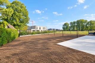 Uitzonderlijk ruime nieuwbouwwoningen (BEN = Bijna Energie Neutraal), gelegen op een rustige locatie aan de Bruggestraat te Zandhoven. Dit kleinschalig project omvat 6 halfopen bebouwingen en 1 open bebouwing, telkens met 3 of 4 volwaardige slaapkamers, ruime tuin en parking. Elke woning beschikt over een inkomhal met ruimte voor vestiaire en afzonderlijk toilet met handenwasser; zitruimte; volledig ingerichte leefkeuken met eetplaats en handige bijkeuken. Directe toegang via het schuifraam tot tuin. Op de verdieping zijn er telkens 3 of 4 volwaardige slaapkamers; apart toilet; bureauruimte; en riante badkamer. Voorts beschikken de woningen over een garage of carport. Hedendaagsearchitectuur en zeer energiezuinige woning voorzien van alle modern comfort met o.a. vloerverwarming door middel van warmtepomp, zonnepanelen, regenwaterrecuperatie, maximum E-peil 30,... Verkoop onder BTW-stelsel (registratierechten op het grondaandeel). Werken in een eindfase en beschikbaar bij akte. Kijk op www.immopatio.be voor meer informatie of bezoek onze modelwoning!
