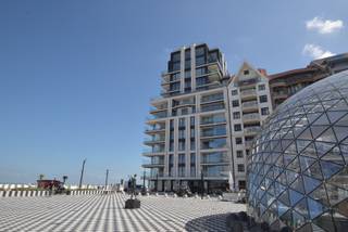 Ruime en zeer centraal gelegen gesloten garage onder het Albertplein in het commerciële hart van het Zoute aan de Zeedijk.3m x 7,5m en 2.40...