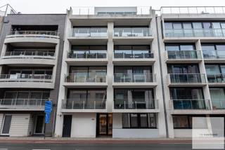 Exclusief penthouse te koop in Oostende – wonen op toplocatie nabij zee<br /><br />Ontdek deze prachtige penthouse op de vijfde en bovenste verdieping van een recent gebouw (bouwjaar 2015), gelegen op slechts 400 meter van de zee. Hier geniet je van rust, licht en ruimte, gecombineerd met een uitstekende ligging.<br /><br />Het appartement heeft een bewoonbare oppervlakte van 103 m² en beschikt over twee ruime terrassen: één aan de voorzijde (38 m²) en één aan de achterzijde (39 m²). Zo kan je op elk moment van de dag genieten van zon, buitenruimte en privacy.<br /><br />Dankzij de recente bouw voldoet het appartement aan alle hedendaagse comfortnormen:<br />- Goede EPC-score<br />- Elektriciteit gekeurd en conform<br />- Airco installatie<br />- Waterverzachter<br />- Moderne afwerking en aangenaam wooncomfort<br /><br />Deze penthouse is ideaal als vaste woonst, tweede verblijf of investering aan zee. De combinatie van ruimte, buitenleven en topligging maakt dit een zeldzame opportuniteit in Oostende.<br /><br />- Rustig gelegen, dicht bij zee, winkels en openbaar vervoer<br />- Instapklaar penthouse met twee terrassen<br /><br />Indeling? Een ruime living met gaskachel, open geïnstalleerde keuken, berging/technische ruimte, nachthall, twee slaapkamers, apart toilet en badkamer met ligbad en dubbel lavabomeubel.<br />Terras op de voorgevel en terras op de achtergevel.<br />Gemeenschappelijke fietsenberging en afvallokaal aanwezig!<br /><br />Interesse? Dit unieke aanbod moet je gezien hebben!