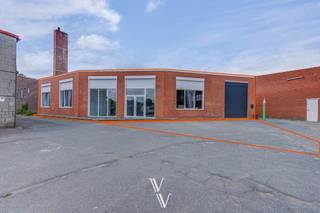 Dit pand is gelegen op de KMO-site in de Fortbaan te Wommelgem. Het pand beschikt over een ruime inkomhal (plaats voor wachtruimte en onthaalbalie),...