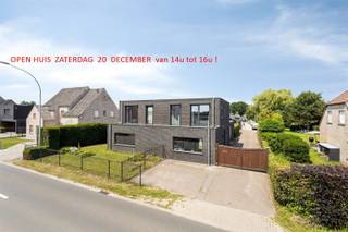 OPEN HUIS ZATERDAG 20 DECEMBER van 14u tot 16u - Graag inschrijven. Bent u op zoek naar een unieke combinatie van een ruime recente woning, kangoeroewoonst / co-housing en een geweldig groot bijgebouw?. Hier heb je werkelijk zoveel mogelijkheden: ideaal voor zij die enorm veel opslagruimte / plaats voor voertuigen nodig hebben, of voor een atelier / welness-/fitnessruimte(s), ouders en kinderen / familie die samen wonen en toch apart, verzamelaars, zoveel mogelijkheden! De hoofdwoning is een moderne woning met loftlook / industriële look en heeft een bewoonbare oppervlakte van 335 m², en omvat o.a. 4 slaapkamers, waarvan 2 met dressing en badkamer, zeer ruime en lichte woonkamer van ca 70 m² en aansluitend een grote, volledig ingerichte luxe open keuken (stoomoven, combi-magnetron, oven met grill, wijnkast, Quooker, Espressomachine, koel-vriescombinatie, vaatwasser, inductiekookplaat), wasplaats , gastentoilet en groot bureel vooraan. Het bijgebouw bestaat uit een genre instapklare kangoeroewoonst en aansluitend vinden we de zeer grote geïsoleerde hal die dienst kan doen als opslagruimte en of / fitness / wellness / atelier etc. Momenteel is er een fitnessruimte, een schoonheidskamer en een zoutkamer in ondergebracht. Er zijn 4 poorten in de hal (1 van 3 meter hoog en 3 van 2,25 m hoog). Ideaal ook voor heftruck, bestelwagen... Er zijn ruimtes van bij benadering 172 m², 100 m², 135 m², 85 m² en 73 m². Verder nog wat kleinere ruimten. Er is ook een toilet voorzien voor het bijgebouw en er is een aansluiting om een douche te plaatsen. Het 'bijhuisje' ('kangoeroewoonst') is instapklaar: alles wat je nodig hebt is er: ingerichte keuken, badkamer, slaapkamer, wasplaats / berging. Niet gelegen in een overstromingsgebied . P-score: B - G-score: A.Overname bepaalde meubels is ook bespreekbaar. Gunstige centrale ligging, nabij de dorpskern, scholen...Als er nog voor 10000 Wpiek zonnepalen bijkomen komt de EPC-waarde op 64 KWh/m²jaar.