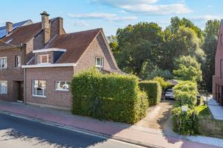 <p><span>INSTELPRIJS - Charmante woning met zuidgerichte tuin en bosrijke omgeving in Affligem</span></p><p><span>Op zoek naar een gezellige woning met veel ruimte, een zonnige tuin en een groene omgeving? Deze aangename woning, gelegen in de Bellestraat 51 te Affligem, biedt een mooie combinatie van comfort, ruimte en rust.</span></p><p><span>De woning beschikt over 2 slaapkamers, 2 toiletten en een praktische indeling. Op het gelijkvloers vindt u een ruime woonkamer met open keuken, een douchekamer en een apart toilet. Op de eerste verdieping bevinden zich de badkamer en de twee slaapkamers.</span></p><p><span>Een absolute troef is de zuidgerichte tuin en het aansluitende terras, waar u volop kunt genieten van de zon. Achteraan grenst de woning aan een bosrijk gebied, wat zorgt voor een bijzonder aangename, groene en rustige omgeving.</span></p><p><span>Ook qua ligging is deze woning bijzonder interessant. Scholen, winkels en dagelijkse voorzieningen bevinden zich in de nabije omgeving. Dankzij de vlotte verbinding met de E40 zijn zowel Brussel, Gent als andere omliggende steden gemakkelijk bereikbaar. Ideaal voor wie rustig wil wonen, maar toch een goede bereikbaarheid belangrijk vindt.</span></p><p><span>Daarnaast beschikt de woning over een ruime carport met plaats voor meerdere auto's, ideaal voor gezinnen of wie extra parkeergelegenheid wenst.</span></p><p><span> </span></p><p><span>Voor meer informatie of een bezoek contacteert u Timothy van Immo Zone op 0474/ 41. 28. 40.</span></p><p><span> </span></p>
