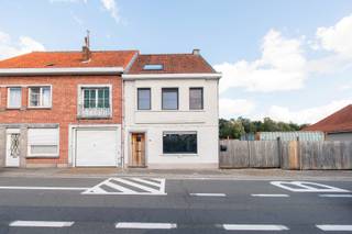 Op een aangename locatie in de Aalbroekstraat 99 te Gavere bevindt zich deze ruime halfopen bebouwing, gelegen op een perceel van 521 m² met een gunstige zuidelijke oriëntatie.<br /><br />Binnenin biedt de woning een verrassend ruime en praktische indeling. De royale woonkamer vormt het hart van de woning en sluit mooi aan op de halfopen, ingerichte keuken. Verder is er een grote berging, die voor de nodige praktische opberg- en werkruimte zorgt.<br /><br />De woning beschikt over maar liefst drie slaapkamers, waardoor ze uitstekend geschikt is voor een gezin. De kamer op de 2e verdieping maakt het mogelijk om er twee van te maken Eén van de slaapkamers biedt bovendien de mogelijkheid om een dressing te creëren. De ruime badkamer is compleet uitgerust met zowel een ligbad als een afzonderlijke douche.<br /><br />Ook de buitenruimte vormt een belangrijke troef. Dankzij de zuidelijke oriëntatie kan u volop genieten van de tuin en van zonnige dagen.<br /><br />Een bijzondere extra bevindt zich achteraan in de tuin: een volledig ingericht tiny house, voorzien van alle comfort. Deze aparte ruimte biedt tal van mogelijkheden en kan bijvoorbeeld gebruikt worden als gastenverblijf, thuiskantoor, hobbyruimte of praktijkruimte.<br /><br />De ligging in de Aalbroekstraat combineert een aangename woonomgeving met een vlotte bereikbaarheid. Het centrum van Gavere, met winkels, scholen, horeca en andere dagelijkse voorzieningen, bevindt zich op korte afstand. Ook de belangrijkste verbindingswegen zijn vlot bereikbaar, waardoor er een goede aansluiting is richting onder meer Gent en Oudenaarde.<br /><br />Dit is dan ook een ideale woning voor wie op zoek is naar ruimte, drie slaapkamers, een zonnige tuin én een waardevolle extra ruimte in de vorm van een volledig ingericht tiny house<br /><br />een bezoek kan op donderdag 10 september 2026 na inschrijving <br />www.flame-estate.be