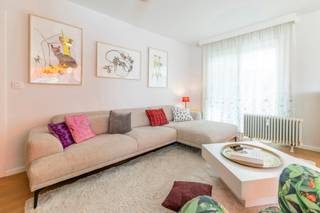 In de wijk Steenvelt, in een groene omgeving, ligt dit prachtige appartement dat in 2024 volledig is gerenoveerd. Het bevindt zich op de 2e verdieping en heeft een mooie ligging waardoor de bewoner de hele dag door van veel licht kan genieten. Dit mooie appartement is als volgt ingedeeld: hal met garderobe, ruime en lichte woonkamer van ± 35 m² met toegang tot twee terrassen van elk ± 7 m², een mooie, volledig uitgeruste keuken, overloop naar de slaapvertrekken, twee mooie slaapkamers (15 en 14 m²), waarvan één met op maat gemaakte inbouwkasten, en een badkamer met inloopdouche. Massief eiken parket in alle leefruimtes en tegels in de keuken en badkamer. In de kelder: eigen kelderruimte. Buiten: vrij toegankelijke parkeerplaats voor gasten. Appartement volledig gerenoveerd en opnieuw geschilderd in 2024. Elektrische installatie voldoet aan de voorschriften. EPC: D+ (157 kWh/m²/jaar en 31 kg CO₂/m²/jaar).<br />Zeer goed onderhouden mede-eigendom waar al talrijke investeringen zijn gedaan, zoals: nieuwe condenserende gasketel, dak vernieuwd en geïsoleerd in 2026, terrasplafonds opnieuw geschilderd, ... Reservefonds voor gemeenschappelijke kosten: 280 €/maand (verwarming, lift, gemeenschappelijke ruimtes, onderhoud van het park en het terrein, reservefonds, beheerder, water en elektriciteit voor de gemeenschappelijke ruimtes).<br />Meer informatie en bezichtigingen bij Louis Meert 0477 57 98 87 of per e-mail: LMEERT@TREVI.BE