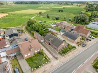 <strong>Open bebouwing met ruime tuin en uitzicht op groen</strong><br /><br />In de Molenstraat te Overmere bevindt zich deze solide open bebouwing op een mooi perceel van maar liefst 1.174 m². De woning werd gebouwd in 1970 en biedt dankzij haar ruime volumes en praktische indeling heel wat mogelijkheden voor wie op zoek is naar een renovatieproject met potentieel.<br /><br />Het volledige woongedeelte bevindt zich op het gelijkvloers en omvat een ruime leefruimte, keuken, badkamer en drie volwaardige slaapkamers. Op de verdieping bevinden zich nog twee ruime polyvalente kamers, die perfect kunnen worden ingericht als extra slaapkamers, hobbyruimte, bureau of speelkamer.<br /><br />Buiten geniet u van een ruime oprit, een dubbele garage en een praktische buitenberging. De uitgestrekte, zuidoostgerichte tuin vormt zonder twijfel één van de grootste troeven van deze eigendom. Achteraan geniet u van een prachtig uitzicht op de omliggende natuur, wat zorgt voor een gevoel van rust en ruimte.<br /><br />Troeven
<ul>
<li>Open bebouwing op perceel van 1.174 m²</li>
<li>Drie slaapkamers op het gelijkvloers</li>
<li>Twee polyvalente ruimtes op de verdieping</li>
<li>Dubbele garage van 50 m²</li>
<li>Ruime buitenberging</li>
<li>Zuidoostgerichte tuin met uitzicht op natuurgebied</li>
<li>Rustige ligging met vlotte verbinding naar het centrum van Overmere en belangrijke invalswegen</li>
</ul>
<br />Bent u op zoek naar een woning die u volledig naar eigen smaak kunt renoveren, op een ruim perceel en in een groene omgeving? Dan is deze eigendom zeker een bezoek waard.<br />Voor meer informatie of een bezoek kunt u contact opnemen met Berno Vastgoed via peggy@berno.be of 0478/37.00.82