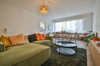 Op een toplocatie, vlak bij het levendige centrum van Mortsel, ontdek je dit charmante en ruime gelijkvloers appartement (90 m²) met twee...