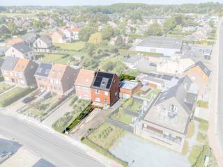 <p><strong>Te koop in Wolvertem: halfopen woning met 4 slaapkamers</strong><br />Deze halfopen woning in Wolvertem biedt dankzij haar bijzondere indeling uitstekende mogelijkheden voor kangoeroewonen. Op elke verdieping bevinden zich slaapruimte en sanitair, terwijl de aanwezigheid van twee keukens extra flexibiliteit biedt om verschillende generaties comfortabel onder één dak te laten wonen. De woning beschikt over 4 slaapkamers en is bovendien volledig onderkelderd, wat heel wat extra opslag- en gebruiksruimte biedt. Gelegen op korte afstand van het centrum van Wolvertem, nabij scholen, openbaar vervoer en belangrijke invalswegen. Ook Meise, Grimbergen, Merchtem, Londerzeel en Kapelle-op-den-Bos zijn vlot bereikbaar.<br /><br /><strong>Belangrijkste ruimtes:</strong><br />• Woonkamer<br />• 2 keukens<br />• 4 slaapkamers (23 m², 18 m², 17 m² en 15 m²)<br />• 2 badkamers<br />• Douchekamer<br />• Volledig onderkelderd<br /><br /><strong>Troeven:</strong><br />• Ideaal voor kangoeroewonen dankzij de flexibele indeling en twee keukens<br />• 4 ruime slaapkamers, 2 badkamers en een douchekamer<br />• Volledig onderkelderd en centraal gelegen nabij het centrum van Wolvertem<br /><br />Wens je een bezoek? Contacteer ERA LEUS &amp;amp; TOYE via 02/335.11.14 en plan een afspraak met Gilles Sato.<br />JOUW DROOMHUIS. ZO GEVONDEN!</p>