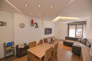 Rijwoning - Inkom, leefruimte, keuken met toestellen, badkamer met wastafel, douche en toilet. Ruim zonnig terras met achtergelegen berging. Op de eerste verdieping twee ruime slaapkamers. Op de zolderverdieping (geïsoleerd en afgewerkt) een derde ruime slaapkamer. Op alle plaatsen dubbele beglazing, rolluiken. De woning is voorzien van zonnepanelen.