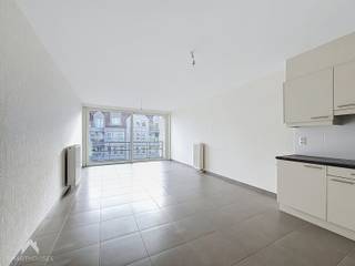 <p>Instapklaar appartement op een interessante locatie nabij de jachthaven en het centrum bestaande uit een inkomhal, gezellige leefruimte met eet-en zithoek, uitgeruste open keuken, 2 slaapkamers, ingerichte badkamer (douche, lavabomeubel en toilet), was/bergplaats en 2 terrassen (straatzijde en achterzijde).</p>
<p>Extra troeven:</p>
<ul>
<li>Energiezuinig</li>
<li>Conforme keuring elektriciteit</li>
<li>Lift aanwezig</li>
<li>Gemeenschappelijke fietsenberging</li>
<li>Op wandelafstand van allerlei winkels, tramhaltes, jachthaven en het centrum</li>
<li>Instapklaar</li>
</ul>
<p>Dit appartement is te koop ZONDER makelaar via het concept van Smart Houses! Verdere inlichtingen of bezoek? Contacteer rechtstreeks de eigenaar via 0474/40.37.06</p>