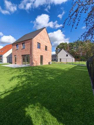 Deze alleenstaande bebouwing heeft een gunstige locatie met de E403 en E40 in de nabijheid, wat vlotte verbindingen garandeert.<br />Profiteer anderzijds van een lichtrijke woning met alle voorzieningen in de buurt.<br /><br />Gelijkvloers: inkomhal met apart gastentoilet, lichtrijke leefruimte met open keuken en een aparte berging. <br />Verdieping: nachthal met apart toilet, 3 ruime slaapkamers en badkamer met ligbad, douche en dubbel lavabomeubel. <br />Zolder te bereiken via een zolderluik. <br /><br /><strong>Troeven van de woning: </strong>
<ul>
	<li>Lucht-water warmtepomp met vloerverwarming </li>
	<li>Twee volwaardige bouwlagen (geen schuin dak in de slaapkamers)</li>
	<li>Regenwaterput 10.000 liter (aangesloten op buitenkraantje, toiletten en wasmachine)</li>
	<li>E20, zonnepanelen </li>
	<li>Parky in de nachthal en slaapkamers</li>
	<li>Volledig geschilderd en voorzien van verlichting</li>
	<li>Tuinaanleg (gras, terras en oprit) en draadafsluiting </li>
</ul>
Heb je interesse in deze alleenstaande nieuwbouwwoning? Neem vrijblijvend contact met ons op voor meer informatie of een bezichtiging. 