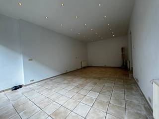 --- Information & visits: 02/315.78.32Auderghem - We Invest offers you this commercial ground floor of 50 m2 ideally located in Auderghem. Perfect...