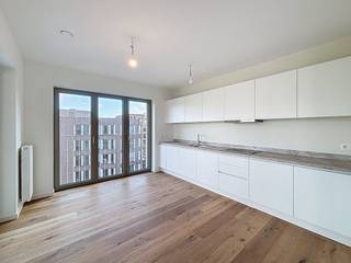 Dit aangename appartement bevindt zich op de vierde verdieping van het nieuwbouwproject Metropolitan, gelegen aan de Parkdreef 42, 1000 Brussel.Het appartement beschikt over een lichtrijke leefruimte die een open en uitnodigende sfeer creëert. De volledig ingerichte keuken is voorzien van alle moderne toestellen, waaronder een vaatwasser, dampkap, oven en koelkast met vriesvak. Zowel vanuit de keuken als de leefruimte is er toegang tot het terras van 8 m².Er zijn twee slaapkamers, elk met een eigen, aparte badkamer.Daarnaast is er een berging met aansluiting voor wasmachine en droogkast, evenals een private kelder voor extra opslagruimte.Extra troeven:-Gelegen op de vierde verdieping-Boodschappen op wandelafstand-Scholen op wandelafstand-Park van Tour &amp; Taxis in de buurt-Snelle toegang tot de ring of E40 (10–15 minuten rijden)-Uitstekend openbaar vervoer: Tram 51, Metro 2 &amp; 6, verschillende -buslijnen, en Brussel Noord stationHuurprijs: €1.450 + €200 provisies (verwarming en gemeenschappelijke kosten)Interesse? Dien vandaag nog uw aanvraag in via www.dewaele.com