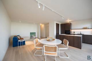 Locatie:
Dit appartement aan de Borsbeeksebrug in Berchem geniet van een centrale en vlot bereikbare ligging. U woont hier op wandelafstand van Berchem station en verschillende tram en buslijnen. Ook Te Boelaarpark bevindt zich in de buurt, net als winkels en de stad. Dankzij de nabijheid van belangrijke verbindingswegen combineert deze ligging comfort, mobiliteit en een aangename woonomgeving.

Indeling:
U betreedt het appartement via de inkomhal die uitgeeft op een ruime en lichtrijke leefruimte met veel zoninval. De vele raampartijen zorgen voor veel natuurlijke lichtinval in de leefruimtes. De natuurlijke geoliede eiken parketvloer loopt stijlvol doorheen het volledige appartement. De keuken is hoogwaardig afgewerkt en uitgerust met inductiekookplaat, vaatwasser, ijskast, combi oven en een werkblad in keramische steen. Verder beschikt het appartement over 2 slaapkamers, een badkamer en 2 terrassen die het wooncomfort extra versterken. Er is bovendien een aparte voorziening voor wasmachine en droogkast.

Berging: ruime kelderberging.
Fietsenstalling: aanwezig in het gebouw.

Troeven:
✓ Energiezuinig appartement met EPC A.
✓ Volledig hoogwaardig gerenoveerd.
✓ High end led verlichting inbegrepen.
✓ Twee terrassen

Technische gegevens:
Het appartement is uitgerust met een veiligheidsdeur en nieuwe ramen. De sanitaire en elektrische leidingen werden vernieuwd, net als de cv leidingen en radiatoren. De high end led verlichting is inbegrepen en geniet van 5 jaar garantie. De keuken wordt aangeboden met garanties op kasten en toestellen.

Extra:
Algemene kosten in aanvraag 
De keuken wordt aangeboden met garanties op kasten en toestellen en ook de verlichting is inbegrepen.
Renovatie plicht niet van toepassing
Stedenbouw: Wg

Benieuwd naar de waarde van je woning? Vraag een gratis schatting aan via lex@bauwensvastgoed.be