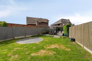 <p><span>Instapklare halfopen bebouwing met ruime tuin in Machelen </span></p><p><span>Op een ruim perceel van ca. 805 m² bevindt zich deze verzorgde en instapklare halfopen bebouwing, gebouwd in 2006. De woning beschikt over een bewoonbare oppervlakte van ca. 244 m² en biedt dankzij de drie slaapkamers met extra ingerichte kamer op zolderverdieping én inpandige garage heel wat ruimte en comfort. </span></p><p><span>Indeling: </span></p><p><span>· Gelijkvloers: inkomhal - apart toilet - woonkamer met zithoek en eetplaats - volledig uitgeruste keuken - berging - inpandige garage - technische ruimte<br />· 1ste verdieping: nachthal - 3 slaapkamers - badkamer met dubbele lavabo, ligbad, inloopdouche en toilet<br />· 2de verdieping: polyvalente ruimte met ingemaakte kasten - afzonderlijke kamer<br />· Buiten: oprit met elektrische poort - verzorgde tuin - tuinhuis </span></p><p><span>Belangrijkste troeven:</span><span><br /></span><span>· Energiezuinige woning | EPC label B | 168 kWh/m² jaar</span><span><br /></span><span>· Klaar voor de toekomst: zonnepanelen, thuisbatterij en laadpaal aanwezig <br />· Volledig instapklaar incl. conforme elektrische installatie</span><span><br /></span><span>· Stadswater, regenwater én grondwater aanwezig</span><span><br /></span><span>· Een ideale woning voor wie op zoek is naar een instapklaar en comfortabel geheel met voldoende ruimte, zowel binnen als buiten. </span></p><p><span>Ontdek zelf de troeven van deze woning en plan vandaag nog uw bezoek!</span></p><p><span>Info</span><span><br /></span><span>·Vrij vanaf eind 03/2027</span><span><br /></span><span>·EPC: label B | 168 kWh/m² jaar</span><span><br /></span><span>·Stedenbouwkundige inlichtingen: Vg | Wg | Gmo | Gvkr | Gvv</span><span><br /></span><span>·Watertoets: perceelscore A | gebouwscore A</span><span><br /></span><span>·De bovenvermelde bewoonbare oppervlakte betreft de bruto oppervlakte zoals vermeld in het EPC-attest.</span><span><br /><br /></span></p><p><span>Meer informatie of een bezoek?</span><span> Contacteer Ellen op 0474 86 04 52 of </span><span><span>ellen@heritagevastgoed.be</span></span><span>.</span></p><p><span> </span></p><p><span> </span></p>