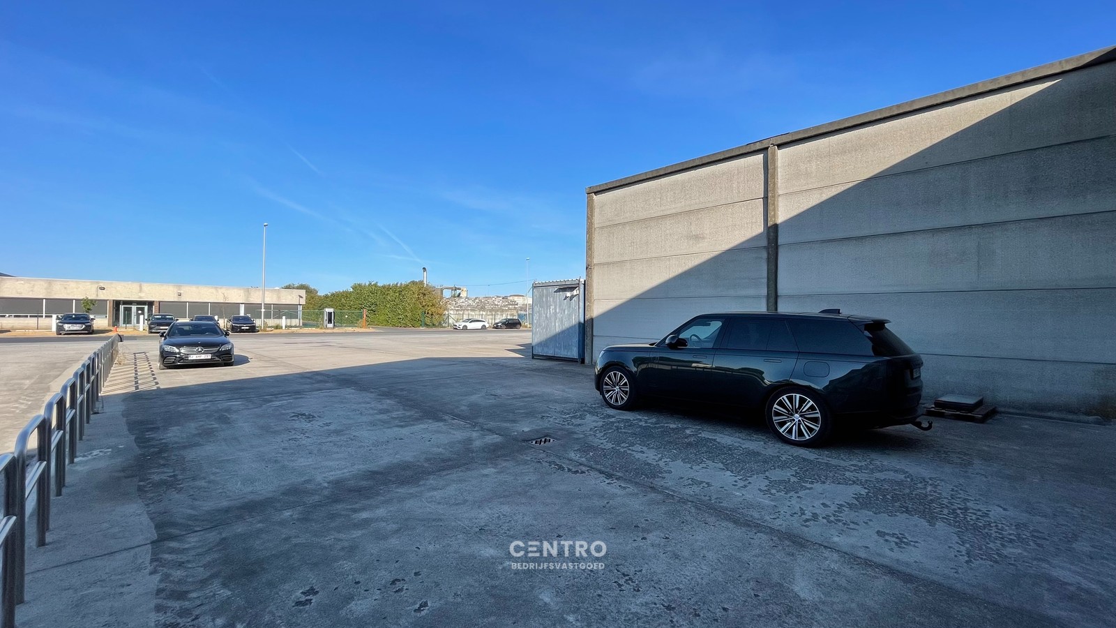 Instapklare MAGAZIJN (1.200m², voorzien van 2 LAADKADEN (met levellers), elektrische sectionaalpoort en verhard terrein (voor- en achterkant) op industriezone te Gistel. - photo 4