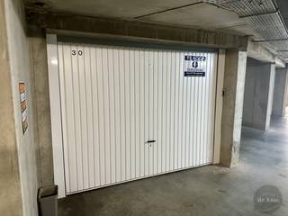 Ruime garage voor mogelijks 2 wagens van 28m² in residentie Lindenhof langs de Canadalaan in Nieuwpoort-stad.