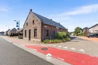 <p>Gelegen in het rustige Lozen, deelgemeente van Bocholt, bevindt zich deze open bebouwing op een perceel van 598 m². Dankzij de vlotte verbinding naar Bree, Peer en de Nederlandse grens geniet je hier van een ideale combinatie van rustig wonen en een uitstekende bereikbaarheid. Scholen, winkels, horeca, openbaar vervoer en mooie wandelroutes bevinden zich bovendien in de nabije omgeving.</p>

<p><br />Deze charmante woning, gebouwd tussen 1900 en 1918, verkeert in goede staat en biedt heel wat mogelijkheden om verder naar eigen smaak te moderniseren. Binnen beschik je over 4 slaapkamers, waarvan 1 op het gelijkvloers, een aparte bureauruimte die perfect geschikt is voor thuiswerk of hobby's, een lichtrijke woonkamer met aansluitende eetplaats en keuken met mooi zicht op de onderhoudsvriendelijke tuin. Verder zijn er een ruime wasplaats, een praktische zolderberging, een badkamer met ligbad, een carport en een ruime buiten berging.</p>

<p><br /><strong>Enkele troeven:</strong></p>

<ul><li>4 volwaardige slaapkamers, waarvan 1 op het gelijkvloers.</li><li>Aparte bureauruimte, ideaal voor thuiswerk of een praktijkruimte.</li><li>Onderhoudsvriendelijke, afgesloten tuin met veel privacy.</li><li>10 zonnepanelen en een EPC-label C, waardoor er geen renovatieverplichting geldt.</li><li>Voorzien van een carport met extra berging.</li><li>Op slechts enkele minuten van de Nederlandse grens en met een vlotte verbinding naar omliggende gemeenten.</li></ul>

<p><br />Ben je op zoek naar een ruime gezinswoning met een praktische indeling, een rustige ligging en heel wat potentieel? Plan dan zeker een bezoek en ontdek zelf de mogelijkheden die deze woning te bieden heeft via impact@era.be of bel 089 46 48 63. Khaz helpt je graag verder met een bezichtiging!</p>