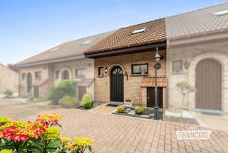 Charmante vakantiewoning te koop te Vosseslag. Door de ideale ligging bent u op wandelafstand van het strand, bos en centrum van Vosseslag.<br /><br />Vanaf u dit vakantiepark binnenkomt krijgt u onmiddellijk een vakantiegevoel. De woning is heel goed onderhouden en bestaat uit een living met open keuken, twee slaapkamers, badkamer met douche, dubbele lavabo en toilet. Daarnaast heeft de woning ook een buitenberging en autostaanplaats. Hierdoor kunnen fietsen en tuinmeubelen makkelijk opgeborgen worden. Daarnaast kan u in de tuin optimaal genieten van de zon.<br /><br />Wenst u graag een bezoek in deze prachtige vakantiewoning als tweede verblijf of investering? Bel dan alvast naar het nummer +32 471 74 25 41 of via mail naar het mailadres julien@immofrancois.be<br /><br />