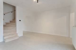 Langs de Barthelsstraat in Assebroek vinden we deze gerenoveerde woning te koop met 3 slaapkamers, dressing en gezellige stadskoer. Deze woning...