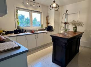 Prachtige villa metGelijkvloers: inkomhal; afzonderlijke WC; ruime living; volledig ingerichte leefkeuken met afwasbak, kookplaat, dampkap, oven,...