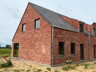 Op zoek naar een nieuwe thuis in een rustige, groene omgeving? Deze instapklare halfopen woning op een perceel van <strong>387 m²</strong> combineert modern wooncomfort met een landelijke ligging in de kindvriendelijke Walstraat te Koolskamp.<br /><br /><strong>Wonen in alle rust, met zicht op groen</strong><br /><br />De woning ligt in een doodlopende straat en kijkt uit op de omliggende velden – ideaal voor wie houdt van rust, ruimte en natuur. Dankzij de <strong>zuidgerichte</strong> <strong>oriëntatie</strong> geniet je volop van natuurlijk licht in huis én in je tuin.<br /><br /><strong>Energiezuinig en duurzaam gebouwd</strong><br /><br />Deze nieuwbouwwoning is volledig afgewerkt en voldoet aan de <strong>hoge energie-eisen van vandaag.</strong> Ze is gebouwd met duurzame materialen en klaar om jou jarenlang woonplezier te bieden – zonder zorgen over renovaties of verbouwingen.<br /><br /><strong>Comfortabel wonen, vlot verbonden</strong><br /><br />Hoewel je hier in alle rust woont, ben je snel onderweg. De oprit van de E403 ligt op amper 5 minuten rijden, met vlotte verbinding naar Brugge en Roeselare. Ook winkels, scholen en andere voorzieningen zijn makkelijk bereikbaar.