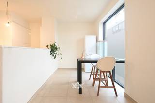 Deze instapklare woning ligt in de Jan-Baptist Guinardstraat, een verkeersluw binnengebied in het centrum van Gent. Winkels, scholen, horeca...