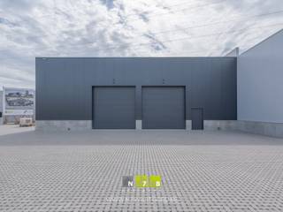<p><strong>UNIT 9 VAN 493M² + 2990² KANTOREN OP INDUSTRIETERREIN JAGERSBORG TE MAASEIK.<br /><br />KENMERKEN<br /></strong>De units en kantoren worden in een CASCO-staat opgeleverd, waarbij de basis branddetectie reeds in de prijs begrepen is.<br />- oppervlakte unit: 299m²<br />- kantoorruimte verdieping: 299m²<br />- 2 sectionaalpoorten (4.00m breed x 4.20m hoog)<br />- gevelbekleding: geïsoleerde sandwichpanelen <br />- lichtstraat met RWA<br /><br /><strong>ALGEMEEN</strong><br />Aan de voornaamste toegangsweg naar het Industrieterrein Jagersborg, zijn deze nieuwe bedrijfsunits opgericht. Zowel de N73 als de N78 zijn vlot bereikbaar en de A2 autosnelweg bevindt zich op 9 km. Deze nieuwe site voorziet 9 KMO-units met verschillende afmetingen. Extra troef: 2 units beschikken over aparte kantoorruimtes. Het plan voorziet bovendien voldoende parkeerplaatsen, in totaal 39 stuks. Aan elke unit zijn persoonlijke parkeerplaatsen toegekend.<br /><br />Bekijkt u deze advertentie via een aanverwante vastgoedsite, surf dan zeker naar onze website <strong>www.N78vastgoed.be</strong> voor een uitgebreide beschrijving en foto's. Meer info: <strong>+32 (0)89 86 18 88 </strong>of <strong>info@N78vastgoed.be.</strong></p>