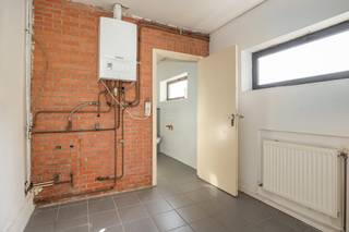 Volledig te renoveren karaktervolle woning met eindeloos potentieel in hartje HemiksemBent u op zoek naar een project waar u uw eigen stempel op kunt...