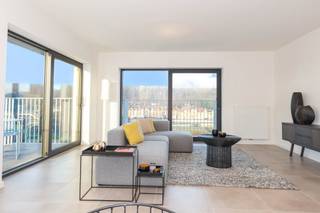 <p><span><strong>VILVOORDE</strong></span> - Dit appartement met 3 slaapkamers in de fase <em>'t Brughuis</em> is een interessante kans, zowel voor eigen gebruik als voor vastgoedinvestering. Het maakt deel uit van het grootschalige stadsproject 4 Fonteinen en profiteert van een omgeving in volle ontwikkeling en een sterk waardestijgingspotentieel.</p>
<p>Het appartement biedt een aangename woonkamer met open keuken en terras, drie comfortabele slaapkamers en een efficiënte indeling van de ruimtes. De moderne technische voorzieningen garanderen een laag energieverbruik en duurzaam comfort, wat beantwoordt aan de huidige verwachtingen van de residentiële markt. De nabijheid van het openbaar vervoer, de verkeersaders en de toekomstige infrastructuur van de wijk versterken de aantrekkelijkheid van het pand.</p>
<p>Ontdek dit 3-slaapkamerappartement, dat wordt opgeleverd met de mogelijkheid om te profiteren van 6% btw, in een wijk die een referentie in Vilvoorde zal worden. De oppervlakten zijn indicatief. Neem contact met ons op voor meer informatie.</p>