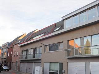 Op de tweede verdieping van Residentie Gezelle kunt u dit lichtrijk appartement met terras vooraan terugvinden.<br />Het appartement heeft een bewoonbare oppervlakte van 90 m².<br />Het gebouw beschikt over een gemeenschappelijke fietsenberging.<br /><br />Omwille van zijn centrumligging zijn tal van voorzieningen zoals bakkers, horeca, openbaar vervoer, school, ... gelegen op wandelafstand.<br /><br />Indeling: Inkomhal - vestiaire - gezellige leefruimte met centrale verwarming gas - ingerichte keuken met eethoek, elektrisch koken, oven, koelkast met diepvriesvak, spoelbak, dampkap - bergruimte met legplanken (aansluiting wasmachine en droogkast) - via sas naar gastentoilet - ingerichte badkamer met douche en lavabo meubel - 1 grote slaapkamer met centrale verwarming gas (18m²).<br /><br />Algemeen:<br />- EPC 156 - label B<br />- Blanco bodemattest<br />- Elektrische keuring: niet conform<br />- Videofoon aanwezig<br />- Parkeergelegenheid in de straat<br />- Grote schuiframen in woonkamer en keuken<br />- Vg, Wg, Gmo, Gvkr, Gvv<br />- Vrij bij akte<br />