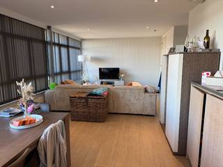 Dit prachtige appartement is gelegen in een kleinschalig gebouw in het bruisende centrum van Brasschaat. U komt op de 3e verdieping middels de lift of trap. Hier betreedt u de ruime living met mooie keuken. De keuken is voorzien van keramische kookplaat, oven, vaatwasser koelkast met vriesvak en ingebouwde microgolf. Er zijn 2 ruime slaapkamers, waarvan een heden de dressing is. Hier nog wel de mogelijkheid voor een klein bed/bureau. De ruime badkamer heeft een ruime douche, dubbel lavabo en toilet. Hier ook een ruime kast voor uw spullen. Verder een gastentoilet in de hal en een grote berging in de keuken waar de wasmachine en droger kunnen staan. Het is een zeer ruim appartement met uitzicht op de kerk en het hart van Brasschaat. <br />Gemeenschappelijke kosten per maand 75 EUR. <br />EPC B label 199 kWh/M2 jaar. <br />Interesse in een bezoek dinsdag 3 februari of woensdag 4 februari, bel Chantal 0468/156151 of e-mail naar chantal@domus-immobilien.be. <br /> 